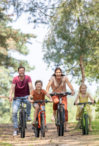 Foto van gezin in het bos